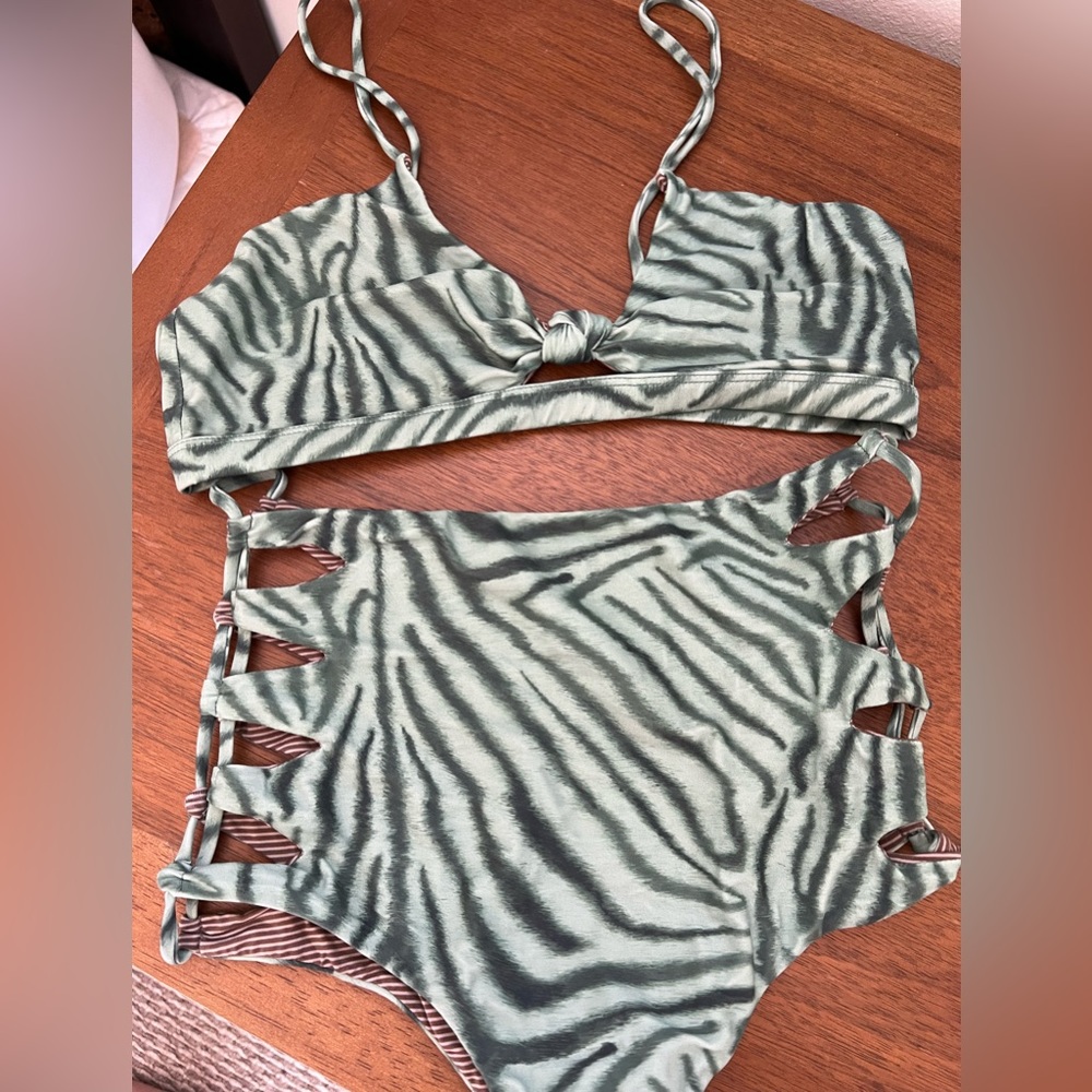 Acacia set excellent condition